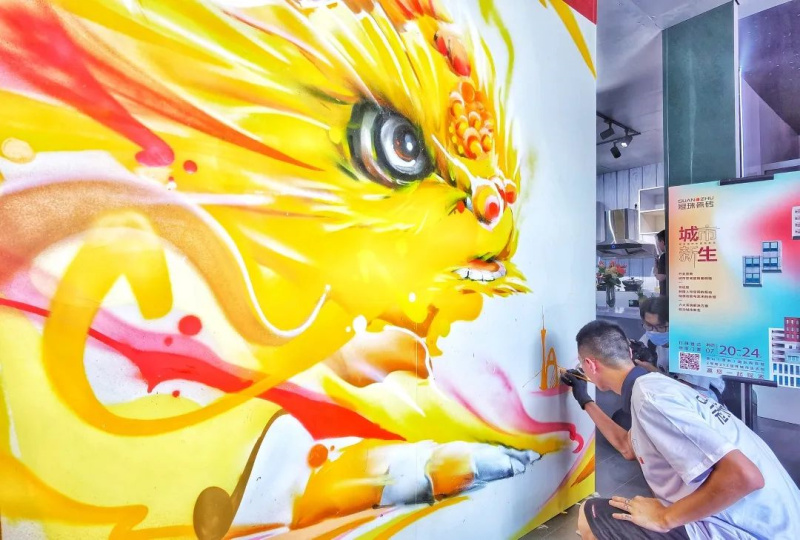 青年艺术家冼鸿飞,现场创意瓷画艺术